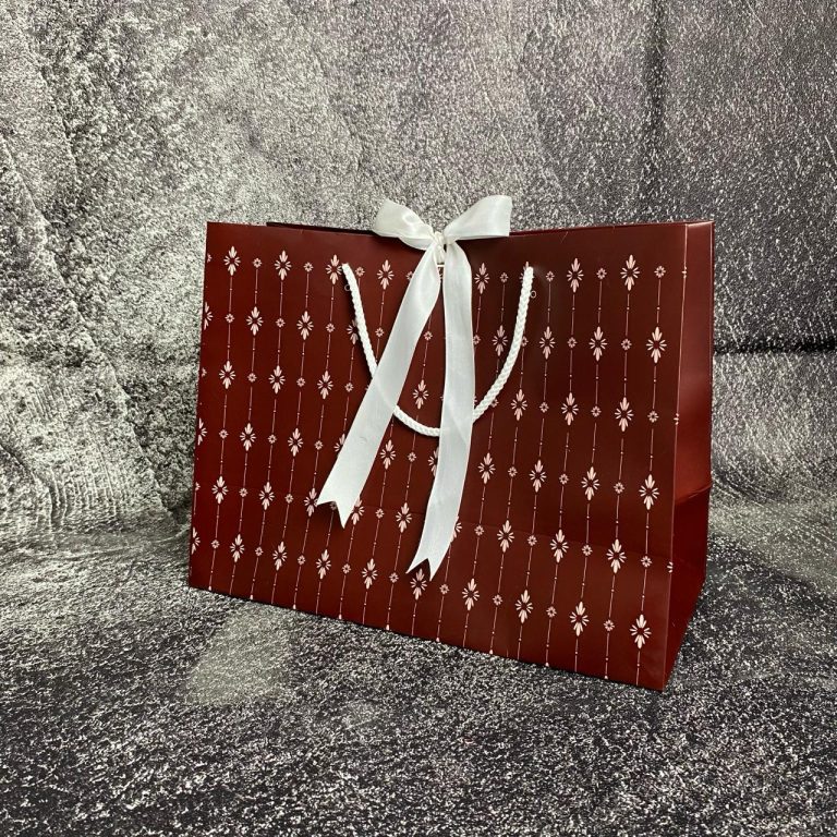 Kemasan paper bag kertas yang rapi dan mudah digunakan.