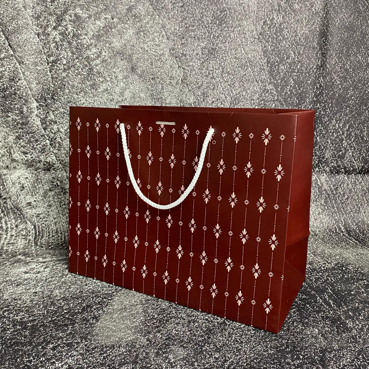 Desain tas paper bag yang konsisten dengan identitas visual brand